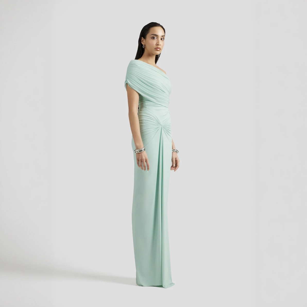 Chic Off-Shoulder Sleeveless High-Waisted Pleated Fitted Dress with Floor-Length Elegant Design - Image 4