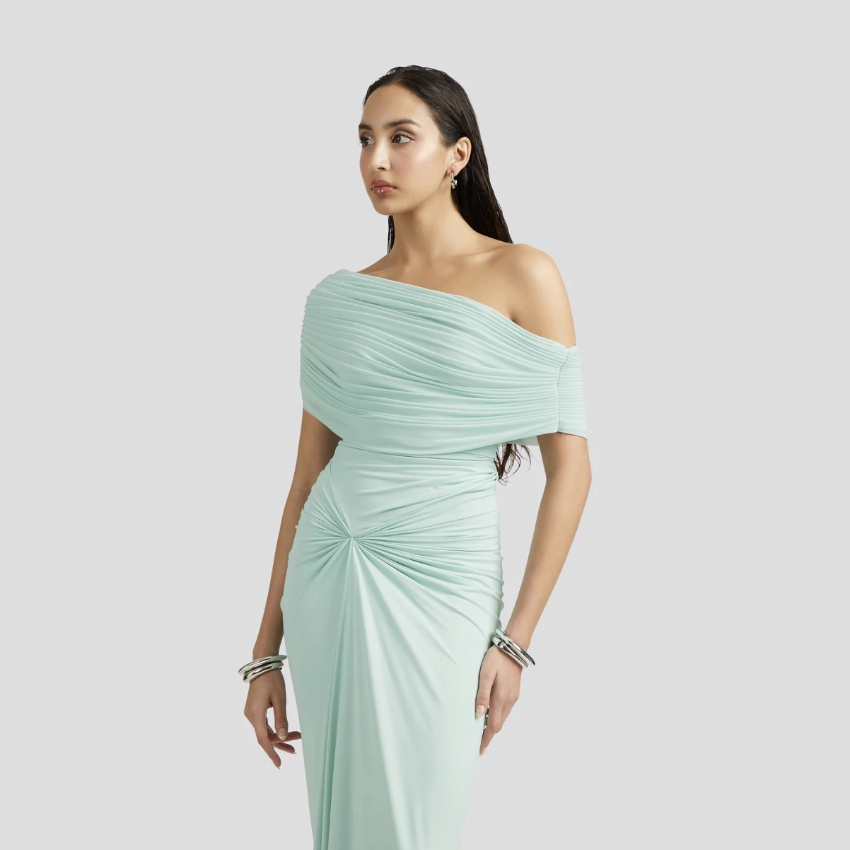 Chic Off-Shoulder Sleeveless High-Waisted Pleated Fitted Dress with Floor-Length Elegant Design - Image 3