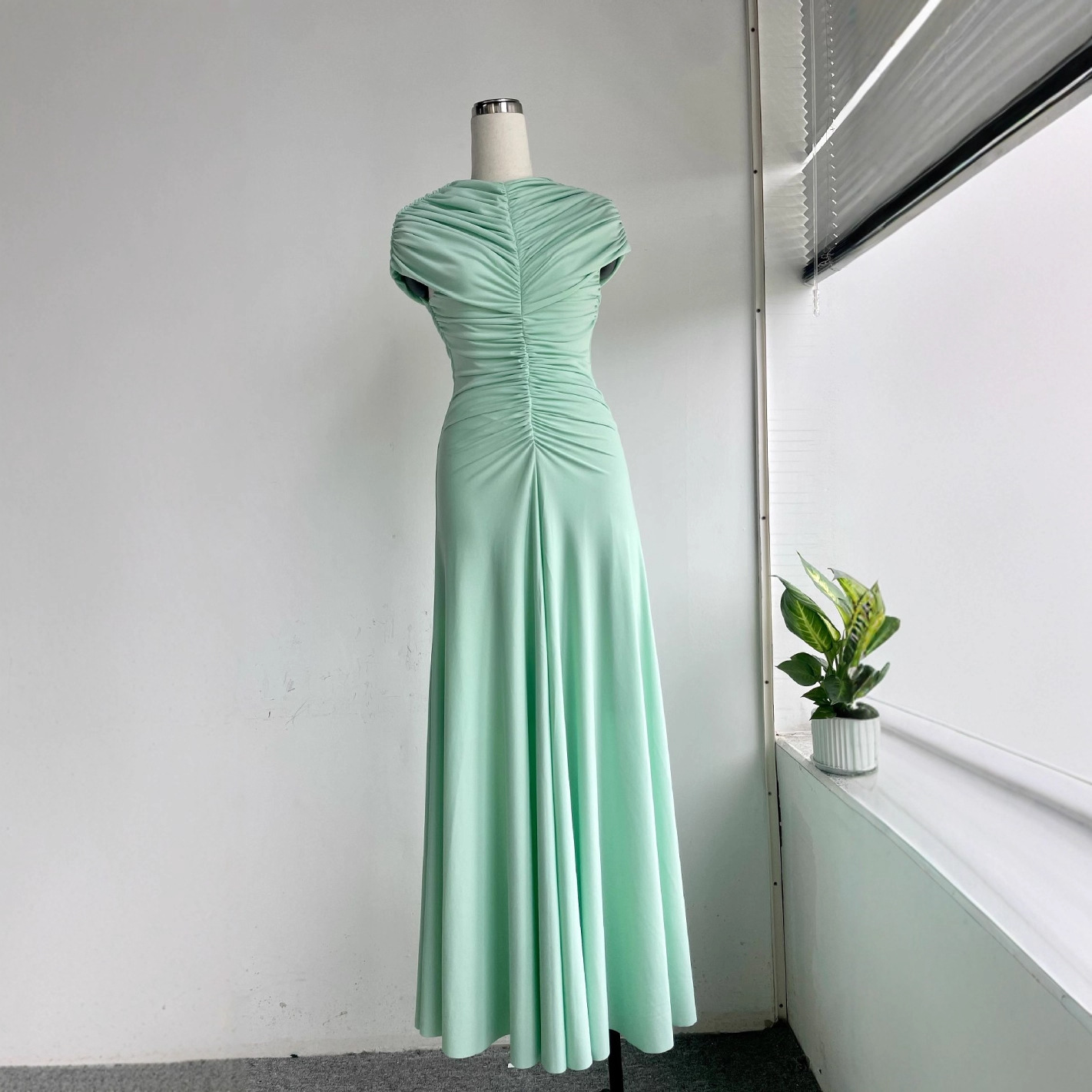 Elegant Green Summer Fitted High Neck Pleated Dress with Vintage Resort Style Long Skirt - Image 4