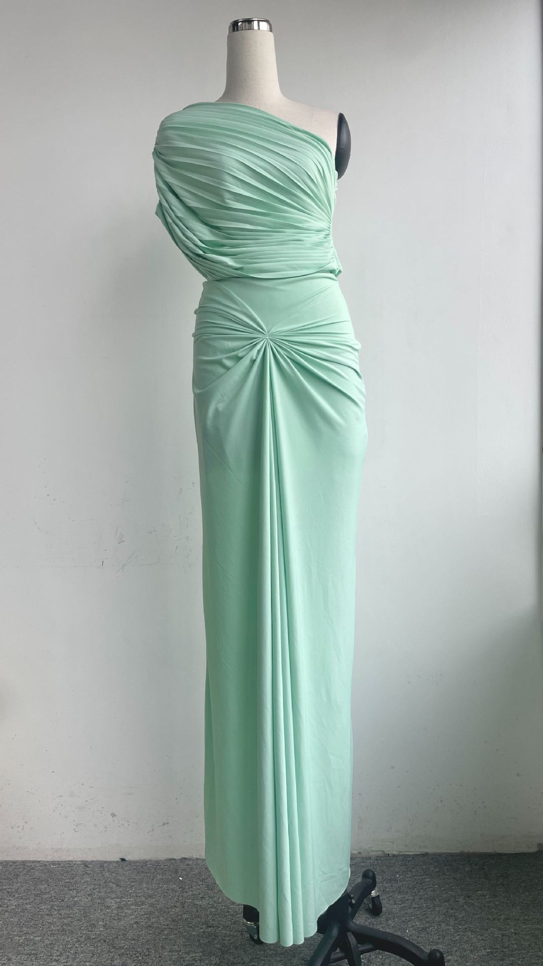 Chic Off-Shoulder Sleeveless High-Waisted Pleated Fitted Dress with Floor-Length Elegant Design - Image 6