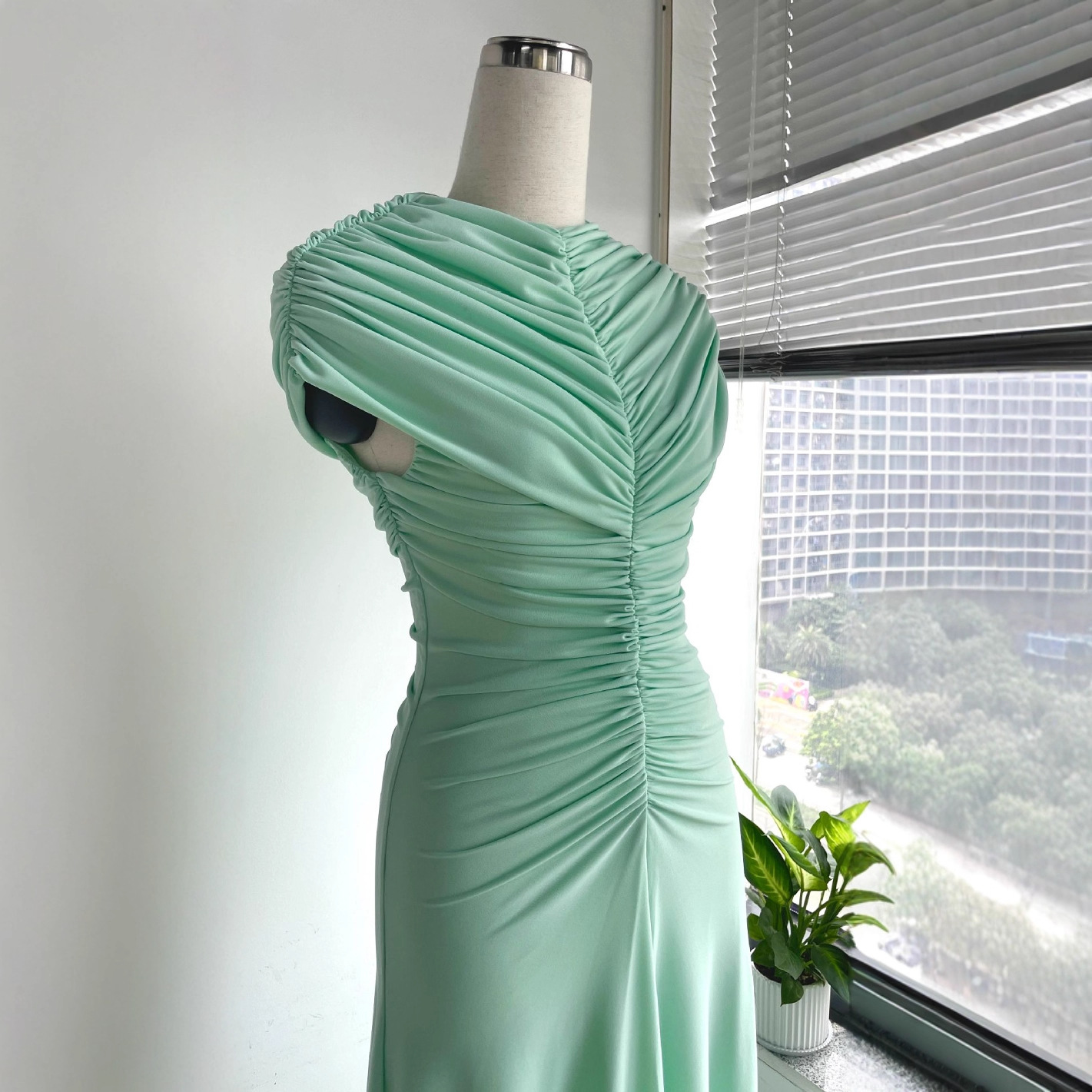 Elegant Green Summer Fitted High Neck Pleated Dress with Vintage Resort Style Long Skirt - Image 2